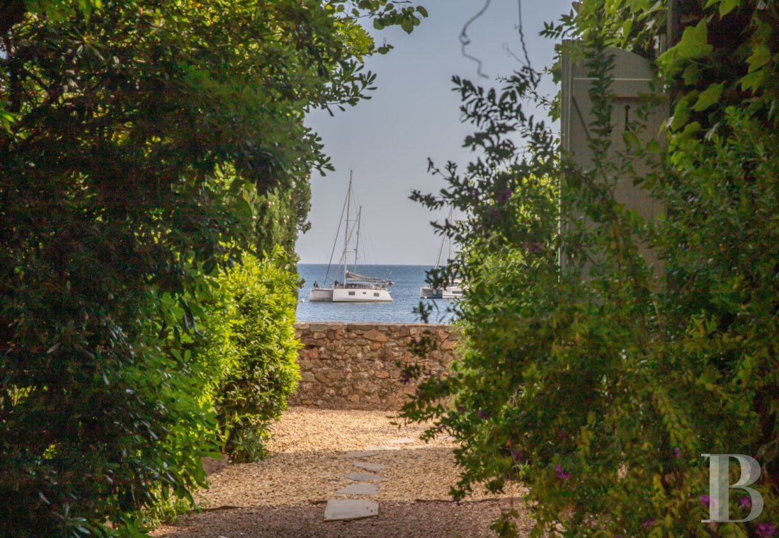 A family home built on the foundations of an ancient fortress in Agay harbour, Saint-Raphaël - photo  n°4